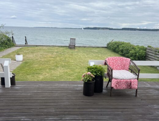 Hyggeligt sommerhus med havudsigt. (Første række)