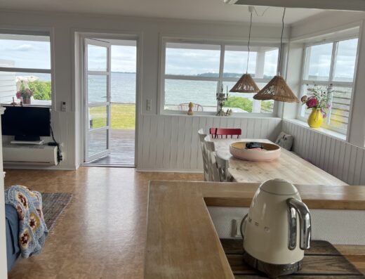 Hyggeligt sommerhus med havudsigt. (Første række)